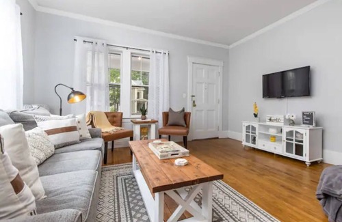 Dover Apartment | Classic Boutique Farmhouse - Walk to Town - Historic Charm