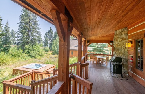 Tamarack Ski Chalet | Classic Chalet|Private Hot Tub, Wood Fireplace