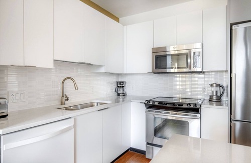 Chinatown Apartment | Classic Downtown 1BR w/W/D & Gym, nr Greenway, by Blueground