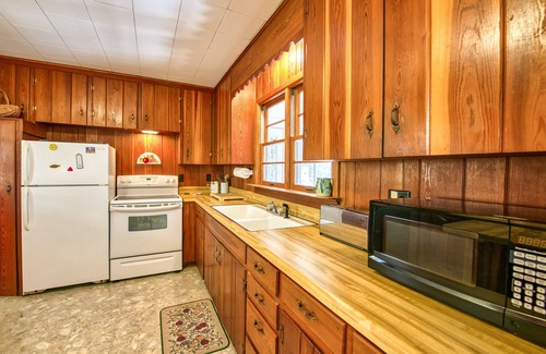 Lake Junaluska House | Classic home with WiFi, a full kitchen, central A/C