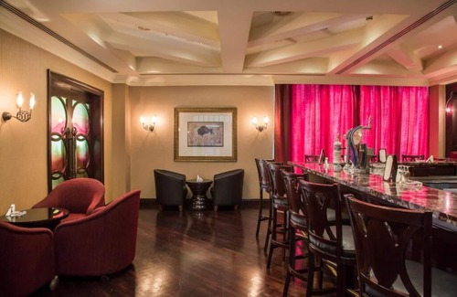 Garhoud House | Classic King Room Near Le Royal Club Dubai