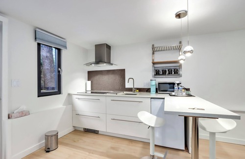 Burnaby House | Classic King Size Guest Suite