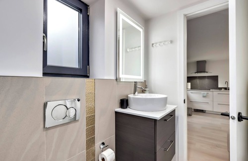 Burnaby House | Classic King Size Guest Suite