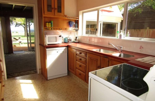 Waitahanui House | Classic Kiwi Bach by the Lake – Family Friendly in Five Mile Bay