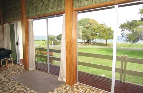 Waitahanui House | Classic Kiwi Bach by the Lake – Family Friendly in Five Mile Bay