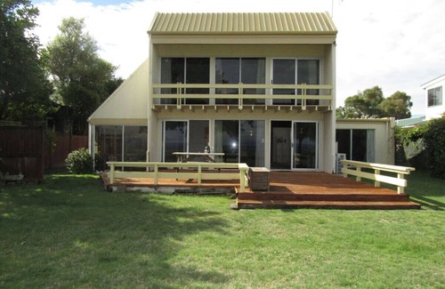 Waitahanui House | Classic Kiwi Bach by the Lake – Family Friendly in Five Mile Bay