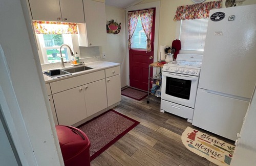 Lakeside Cottage | Classic Lakeside Cottage, Prime Location-Across from Hoover Auditorium