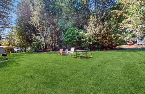 Charlotte Cottage | Classic lakefront cabin with screened-in porch & great views - dogs welcome