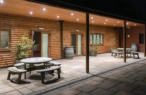 Ancaster Ski Chalet | Classic Lakeview Lodge 6