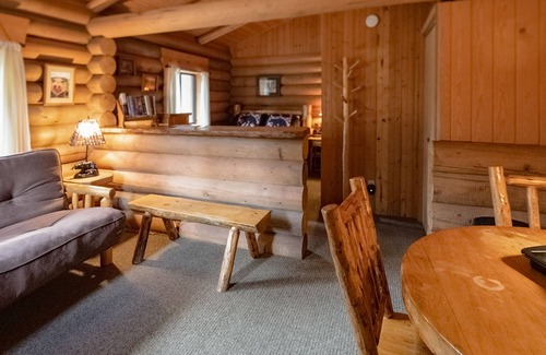 Bigfork Cabin | Classic log cabin with firepit - near Bigfork, Flathead Lake & Glacier