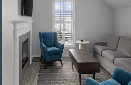 Historic Hill Resort | Classic New England Charm At The Heart of Newport-Wyn. Newport Onshore- 2 Bd.