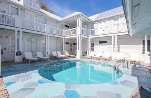 Historic Seaport Apartment | Classic Queen, Pet Friendly - Curry Mansion Inn