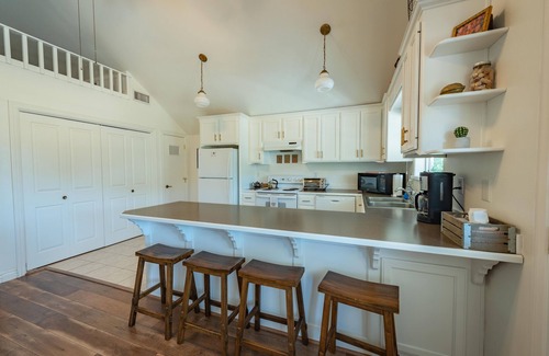 Templeton House | Classic Red Barn Loft w/Views in the Heart of Paso Wine Country & Pet Friendly!