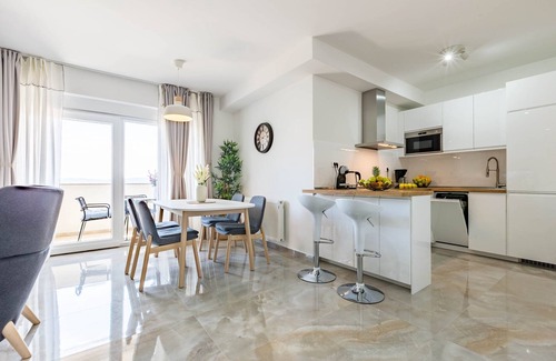 Crno Apartment | Classic Three Bedroom Apartment with Balcony