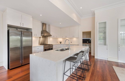 Hawthorn House | Classic Victorian Home+Pool 8kms CBD close public transport, park, restaurants