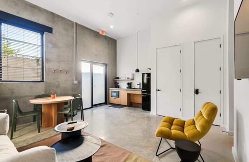 South 7th Ward Bed & Breakfast | Claudia Hotel - Unit 4 Sense of Calm and Relaxation, Walking Distance