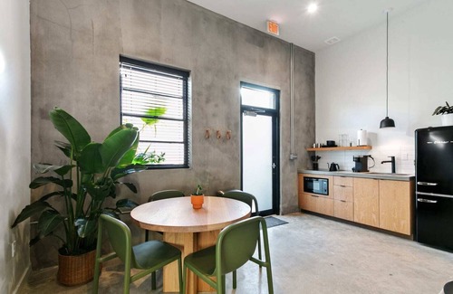 South 7th Ward Bed & Breakfast | Claudia Hotel - Unit 2 Sense of Calm and Relaxation, Walking Distance