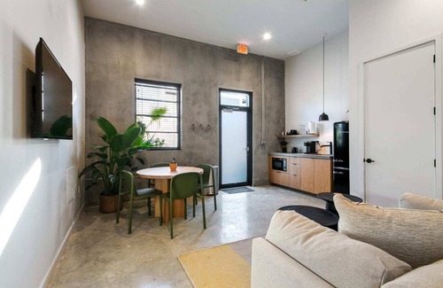 South 7th Ward Bed & Breakfast | Claudia Hotel - Unit 2 Sense of Calm and Relaxation, Walking Distance