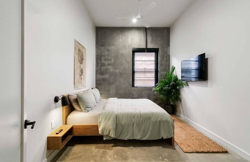 South 7th Ward Bed & Breakfast | Claudia Hotel - Unit 2 Sense of Calm and Relaxation, Walking Distance