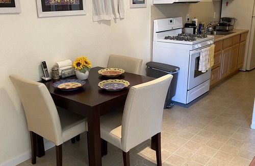 St. Mary's Apartment | Clean and Cozy 1 bedroom apartment conveniently located in Sunny Bernal Heights.