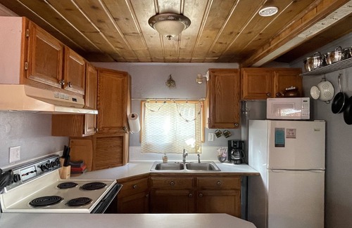 Lava Hot Springs Cabin | Clean and Cozy Cabin on Main Street - Walk to the river and hot pools!