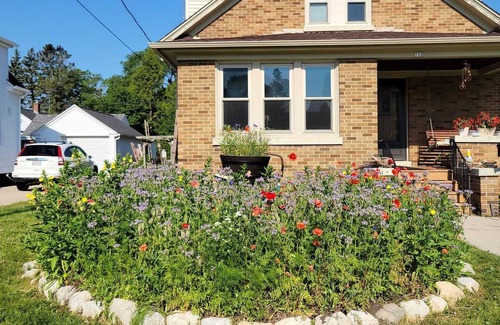 Manitowoc Apartment | Clean and cute 2 bedroom upper with garden view. Froedtert Hospital blocks away.