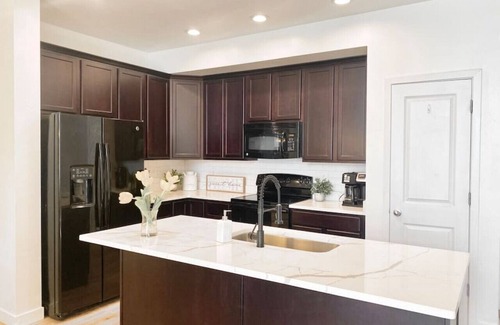 Midvale House | Clean and open remodeled luxury townhouse!