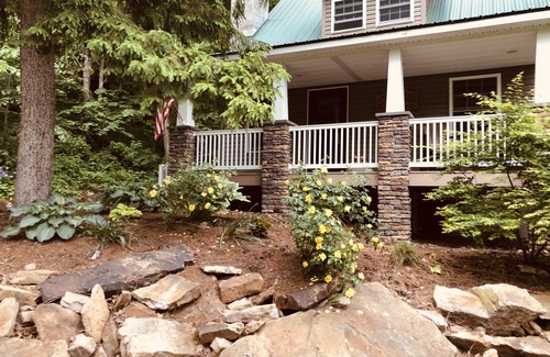 Swengel Cottage | Clean! Charming Cottage! Waterviews, WiFi, Outdoor Firepit, New Canvas Art TV