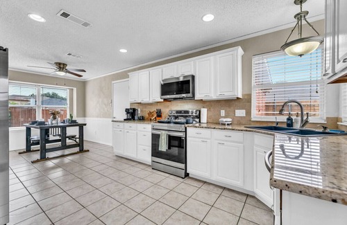 Allen House | Clean, Comfortable, Centrally Located | AE