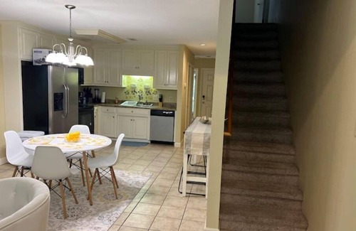 Valdosta Apartment | Clean & Comfy 3 BR 2 Bath Townhouse 4 Queen beds