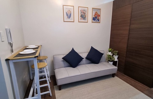 Urdaneta House | Clean, Comfy and Convenient condo in Makati