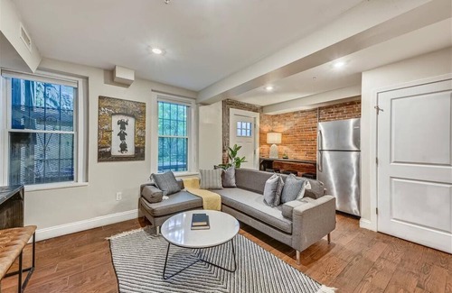 Highland Park House | Clean, Contemporary Escape Near T