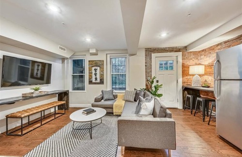 Highland Park House | Clean, Contemporary Escape Near T