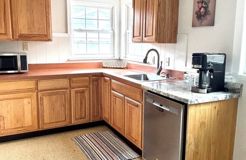 Ypsilanti House | Clean, Cozy & Central - EMU + 10 mins to Ann Arbor
