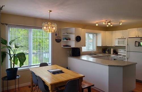 Winnipeg Beach House | Clean Cozy Charming 3bdrm 1.5bth Lrg deck & hottub