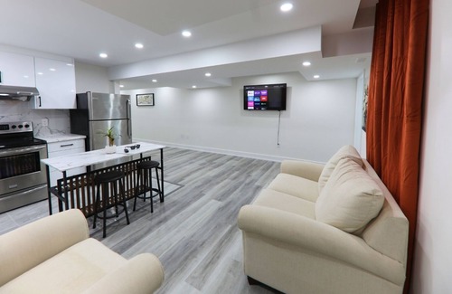 New Tecumseth House | Clean & Cozy Home Near Downtown
