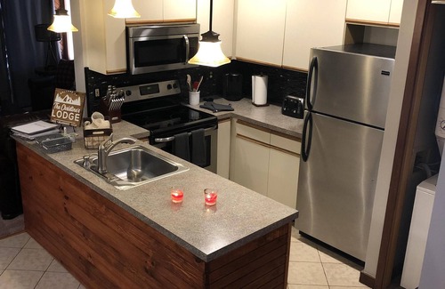 East Stroudsburg House | CLEAN & COZY NEWLY FURNISHED LODGE! ☃️/Spa/River/.4mi.toSKI