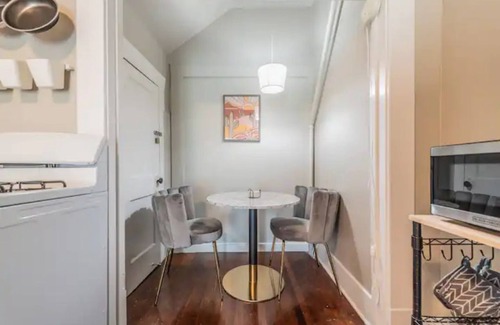 Tobin Hill Apartment | ✨Clean & Cute by the Pearl 2 blks to food & fun!