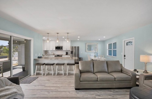 Grove City House | CLEAN,Great Location,Dockage Available,HEATED Pool,3 Units, HUGE Back yard.