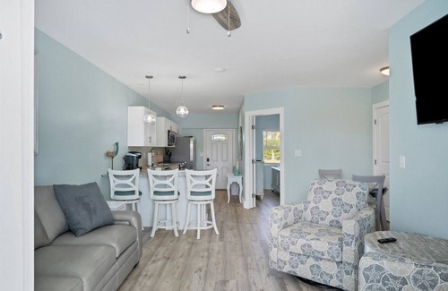 Grove City House | CLEAN,Great Location,Dockage Available,HEATED Pool,3 Units, HUGE Back yard.