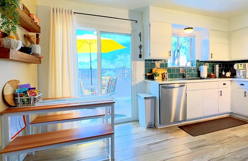 Catalina House | Clean & Inviting, Single-Story, with Washer/Dryer, & Mtn Views!