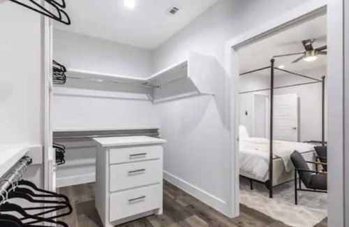Hicksville Apartment | Clean Luxury room w patio