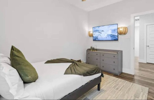 Hicksville Apartment | Clean Luxury room w patio