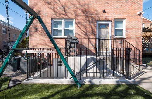 West Ridge Apartment | Clean Safe Chicago Basement Apartment Washer Dryer Near Transit to Downtown