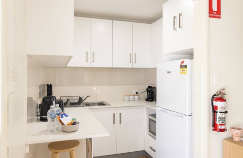 Sunnybank Apartment | Clean Studio! Train! Parking! Restaurants! 4144D0