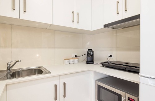 Sunnybank Apartment | Clean Studio! Train! Parking! Restaurants! 4144D0