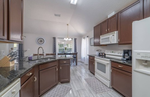 Northside House | ~Clear Skies Sleeps 7 Spacious Home by Airport~