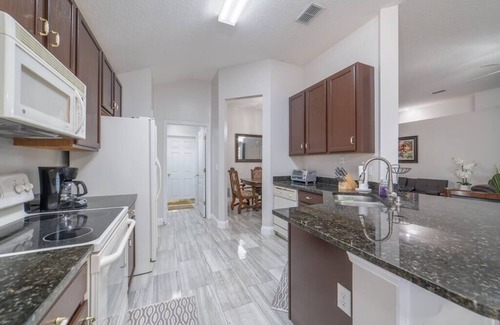 Northside House | ~Clear Skies Sleeps 7 Spacious Home by Airport~