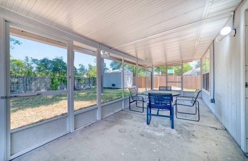 Northside House | ~Clear Skies Sleeps 7 Spacious Home by Airport~