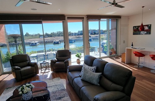 Mildura House | Clearview Waters-prestige 2 storey House on Marina with 4 King beds.